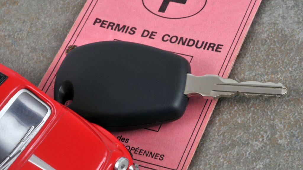 Image de clé de voiture sur un permis